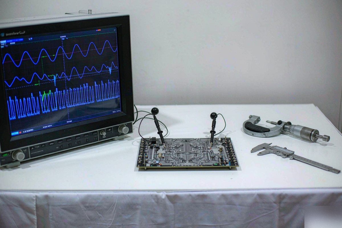 Metrology bench with oscilloscope and probes on an impedance test coupon